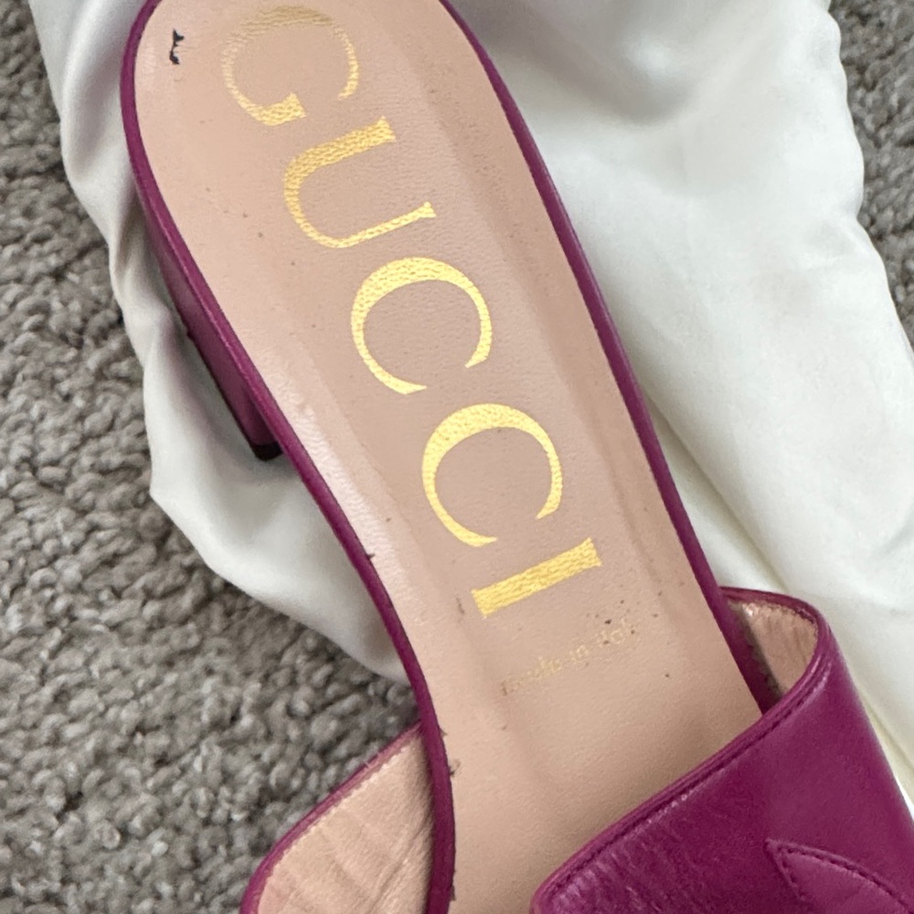 Gucci Women's Magenta Mules with Gold Detail - Picture 4 of 14